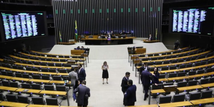 Câmara dos Deputados rejeita MP que unificava tributação sobre investimentos e aumenta desafio fiscal do governo