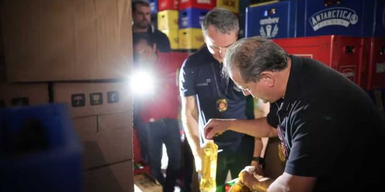 Polícia investiga uso de metanol na higienização de garrafas em fábricas clandestinas de bebidas