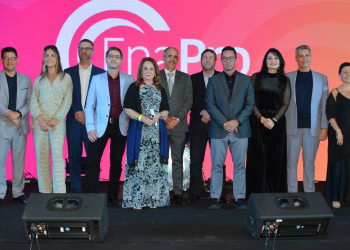 Nova diretoria do Sinapro-Bahia toma posse durante abertura do Enapro 2025, em Salvador