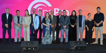 Nova diretoria do Sinapro-Bahia toma posse durante abertura do Enapro 2025, em Salvador