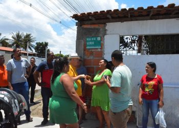 José Ronaldo visita moradores da Rua Rio Verde e promete solução definitiva para alagamentos