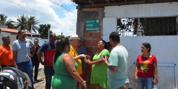 José Ronaldo visita moradores da Rua Rio Verde e promete solução definitiva para alagamentos