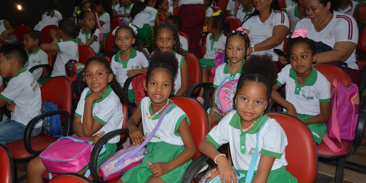 Mais de 5 mil estudantes participam do Festival Nacional de Teatro Infantil em Feira de Santana