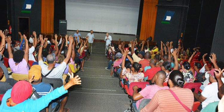 Prefeitura de Feira de Santana altera modelo de barracas e inclui baú para feirantes