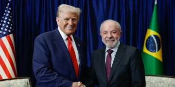 Lula se reúne com Donald Trump na Malásia e pede suspensão imediata de tarifas contra o Brasil