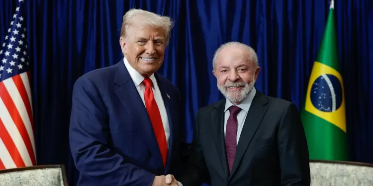 Lula se reúne com Donald Trump na Malásia e pede suspensão imediata de tarifas contra o Brasil