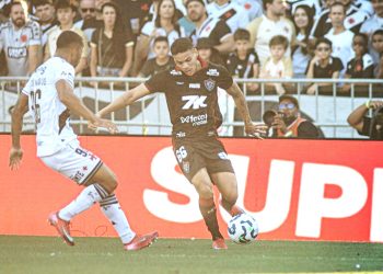 Vitória luta até o fim, mas perde por 4 a 3 para o Vasco e segue sem vencer fora de casa