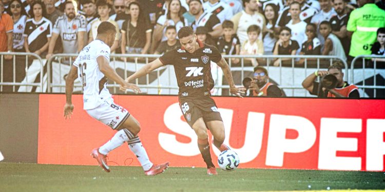 Vitória luta até o fim, mas perde por 4 a 3 para o Vasco e segue sem vencer fora de casa
