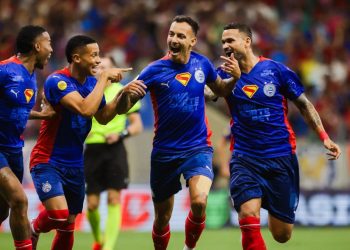 Bahia dá show na Fonte Nova e goleia o Grêmio por 4 a 0 pelo Brasileirão