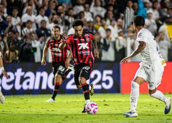 Vitória vence o Santos na Vila Belmiro e respira na luta contra o rebaixamento