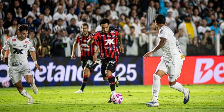 Vitória vence o Santos na Vila Belmiro e respira na luta contra o rebaixamento