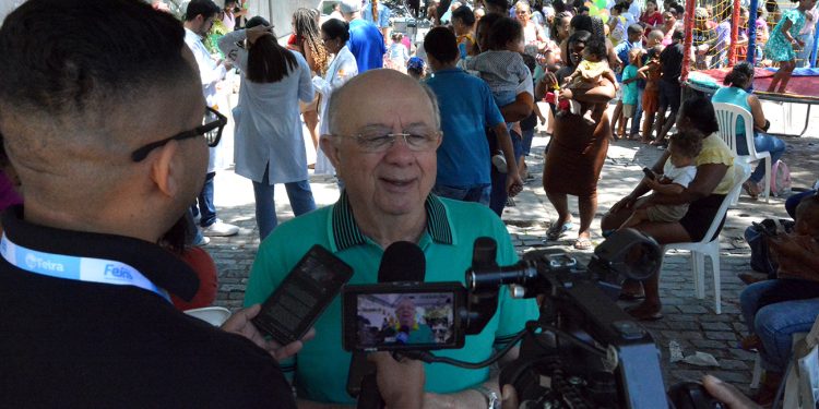 Prefeito José Ronaldo participa de mutirão pediátrico e celebra Dia das Crianças no Hospital da Mulher