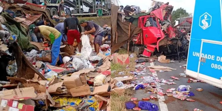 Colisão entre caminhões deixa dois mortos na BR-116 região de Feira