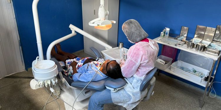 Saúde promove capacitação para cirurgiões-dentistas da rede municipal em Feira de Santana
