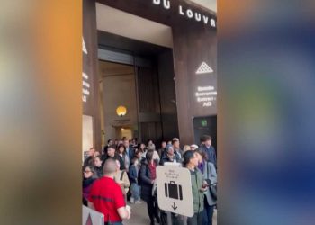 Roubo cinematográfico fecha Museu do Louvre em Paris; joias históricas da monarquia francesa foram levadas