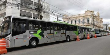 Feira de Santana recebe cinco novos ônibus climatizados com acessibilidade para a região da Artêmia Pires