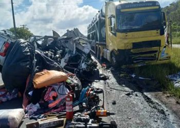 Acidente grave após ultrapassagem de caminhão-cegonha deixa um morto e um ferido na região de Feira