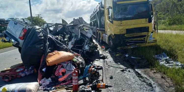 Acidente grave após ultrapassagem de caminhão-cegonha deixa um morto e um ferido na região de Feira