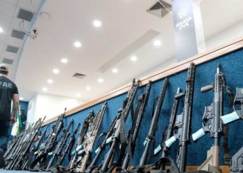 Megaoperação no Rio apreende 93 fuzis e causa prejuízo milionário ao Comando Vermelho