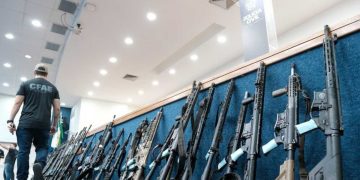 Megaoperação no Rio apreende 93 fuzis e causa prejuízo milionário ao Comando Vermelho