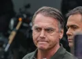 Moraes rejeita pedido de prisão domiciliar de Bolsonaro e mantém restrições após violação de tornozeleira