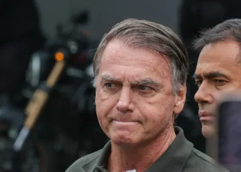 Moraes rejeita pedido de prisão domiciliar de Bolsonaro e mantém restrições após violação de tornozeleira