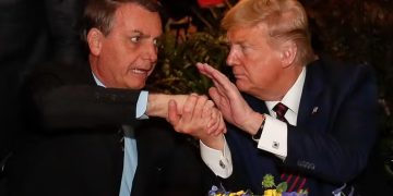 Trump lamenta prisão de Jair Bolsonaro e chama decisão de “pena”; filhos do ex-presidente reagem