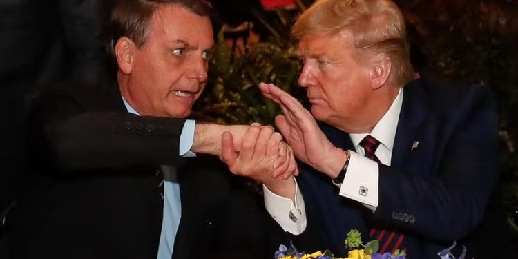 Trump lamenta prisão de Jair Bolsonaro e chama decisão de “pena”; filhos do ex-presidente reagem