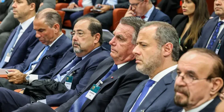 Defesas reagem à ordem de prisão de Bolsonaro e aliados após decisão de Alexandre de Moraes