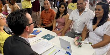 Casamento Coletivo de Feira de Santana oficializa união de 204 casais em cerimônia emocionante