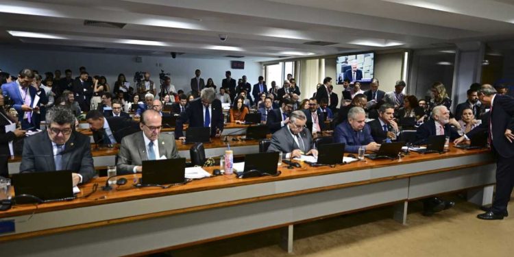 Senado adia votação de projeto que amplia isenção do Imposto de Renda para salários de até R$ 5 mil