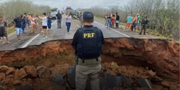 Cratera se abre na BR-116 e interdita totalmente trecho entre Araci e Tucano