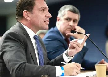 Moraes determina prisão de Alexandre Ramagem após parlamentar ser flagrado em Miami