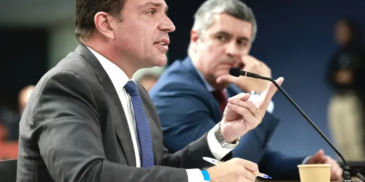 Moraes determina prisão de Alexandre Ramagem após parlamentar ser flagrado em Miami