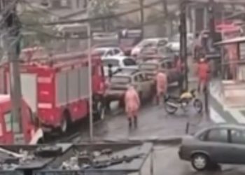 Duas pessoas são resgatadas com vida após desabamento de estrutura em Salvador