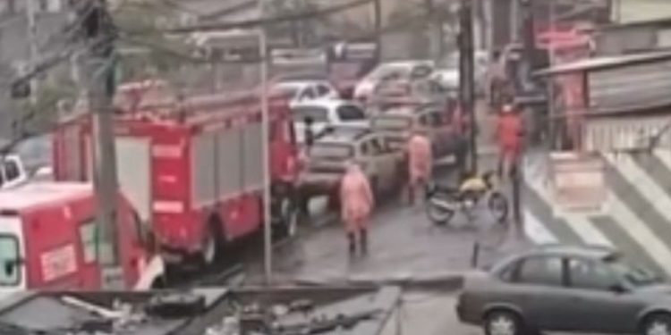 Duas pessoas são resgatadas com vida após desabamento de estrutura em Salvador