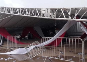 Estrutura metálica desaba durante festa universitária em São Paulo e deixa um morto e 40 feridos