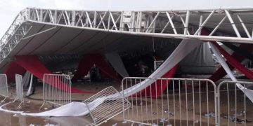 Estrutura metálica desaba durante festa universitária em São Paulo e deixa um morto e 40 feridos