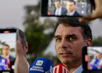 Michelle visita Bolsonaro na PF; Moraes autoriza filhos a verem ex-presidente separado e por tempo limitado