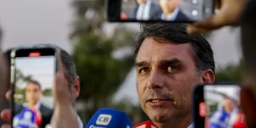 Michelle visita Bolsonaro na PF; Moraes autoriza filhos a verem ex-presidente separado e por tempo limitado