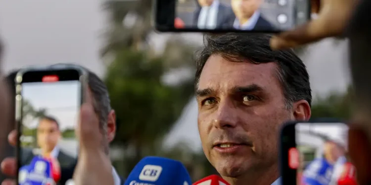 Michelle visita Bolsonaro na PF; Moraes autoriza filhos a verem ex-presidente separado e por tempo limitado