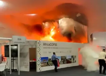 Incêndio na Zona Azul da COP30 provoca evacuação, deixa 21 atendidos e suspende atividades em Belém