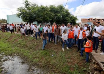 Governador Jerônimo Rodrigues visita cidade mais atingida pelas chuvas, e entrega pacote de ajuda emergencial