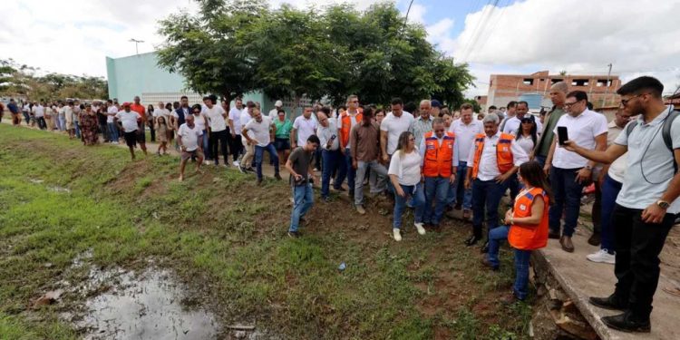Governador Jerônimo Rodrigues visita cidade mais atingida pelas chuvas, e entrega pacote de ajuda emergencial