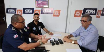 Guarda Municipal de Feira de Santana recebe rádios comunicadores do CICOM para reforçar integração com a Polícia Militar