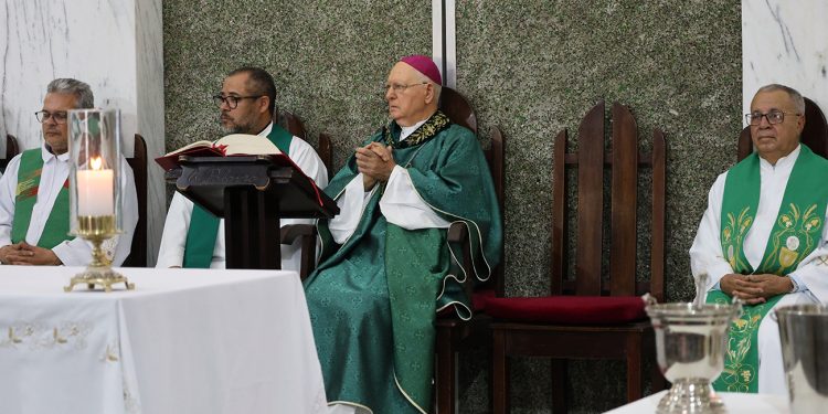 Dom Itamar Vian recebe título da Academia Feirense de Letras durante Missa da Misericórdia