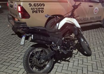 65ª CIPM conduz irmãos por agressões mútuas e recupera moto roubada no Feira X