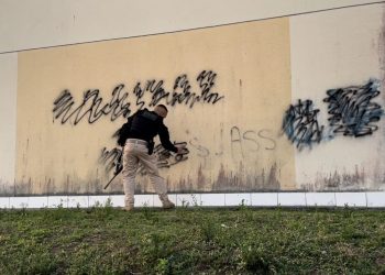 Polícia Civil realiza ação para remover pichações de facções em Feira de Santana