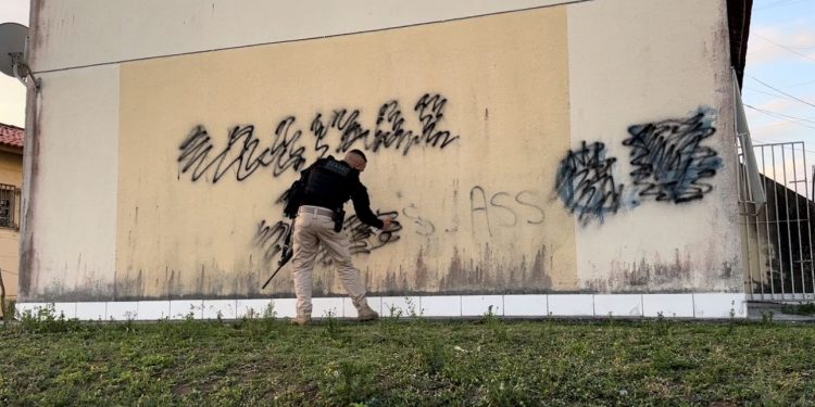 Polícia Civil realiza ação para remover pichações de facções em Feira de Santana