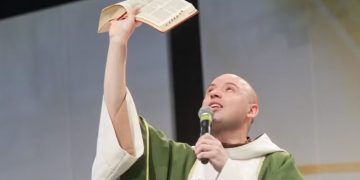 Natal em Salvador terá show gratuito de Roberto Carlos e missa celebrada por Frei Gilson